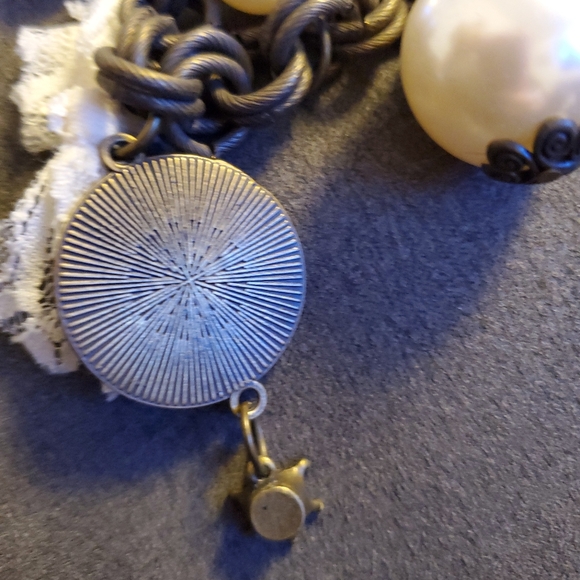 Romantic Pearl & Lace Statement Necklace – Vintage-Inspired Bronze Chain - Picture 6 of 7